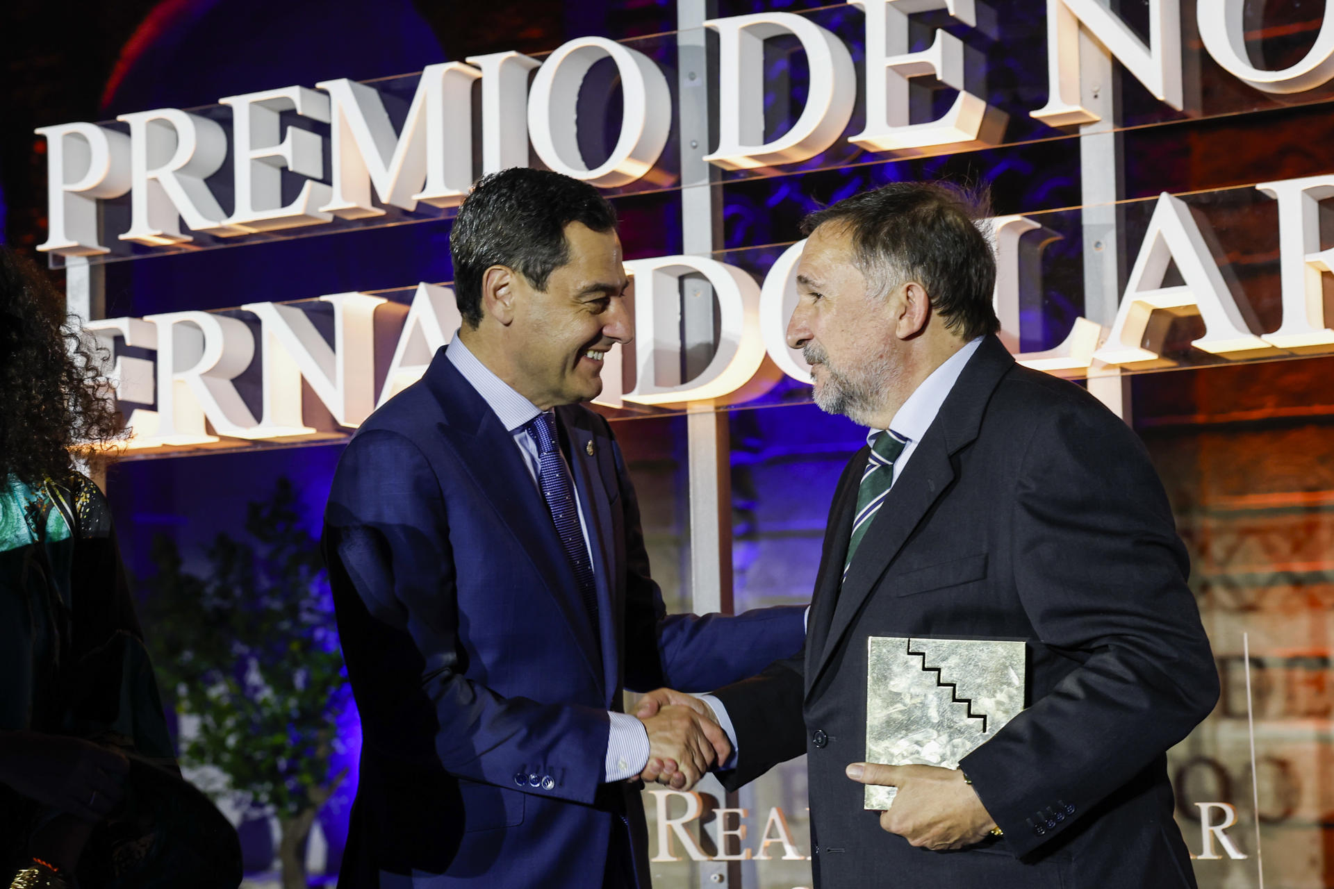 El escritor y periodista español Sergio Vila-Sanjuán ha ganado esta noche el Premio de Novela Fernando Lara, dotado 120.000 euros, con la obra "Misterio en el barrio gótico" en una cena de gala celebrada en los Reales Alcázares, en Sevilla. En la foto, Vila-Sanjuán junto al presidente de la Junta de Andalucía, Juanma Moreno (i). EFE/Julio Muñoz