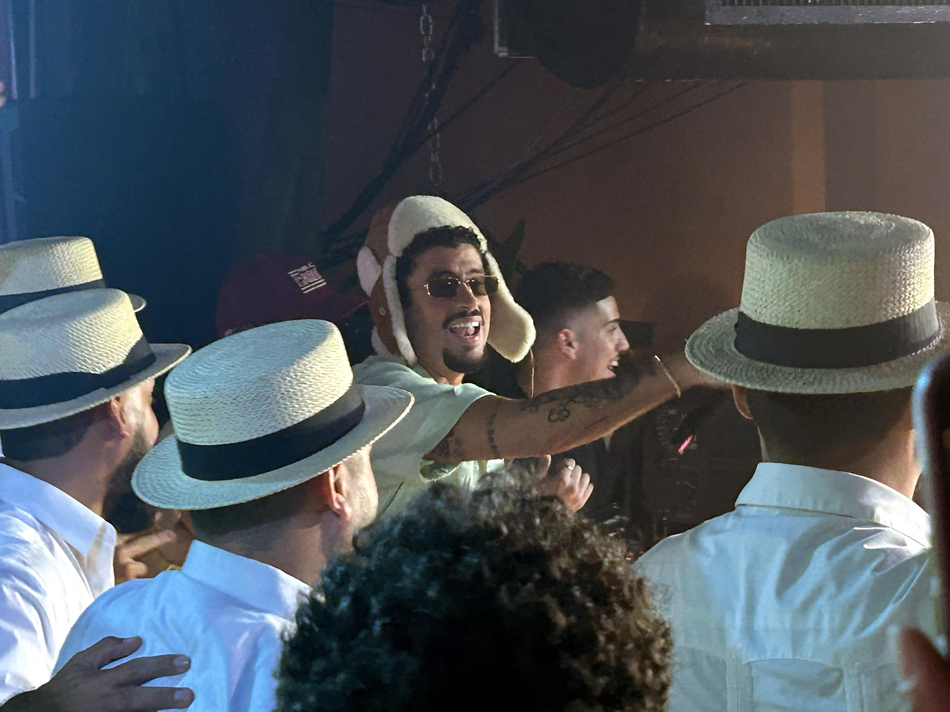 Imagen de archivo (16/01/2025) del cantante Bad Bunny (c) y Los Pleneros de la Cresta interpretando el tema 'CAFé CON RON' en La Respuesta, en San Juan (Costa Rica). EFE/ Jorge Muñiz