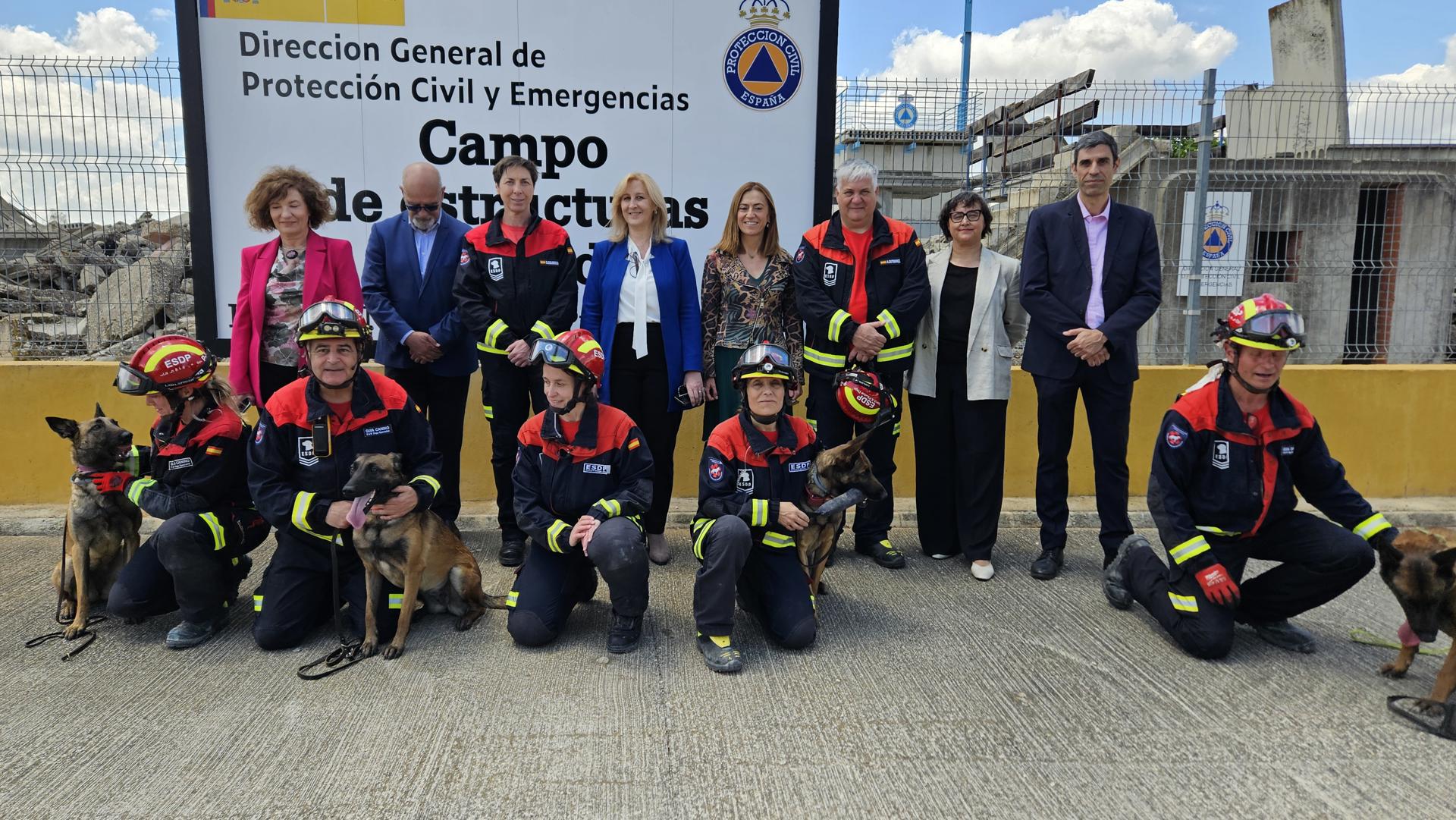 Imagen de grupo de la Escuela Española para Salvamento y Detección con Perros. EFE/Natalia Arriaga