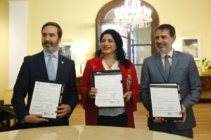 El consejero vasco de Turismo, Comercio y Consumo, Javier Hurtado (i), posa junto a la secretaria de Turismo de Ciudad de México, Alejandra Frausto (c), y el embajador de España en México, Juan Duarte, en una rueda de prensa en Ciudad de México (México). EFE/ Sáshenka Gutiérrez