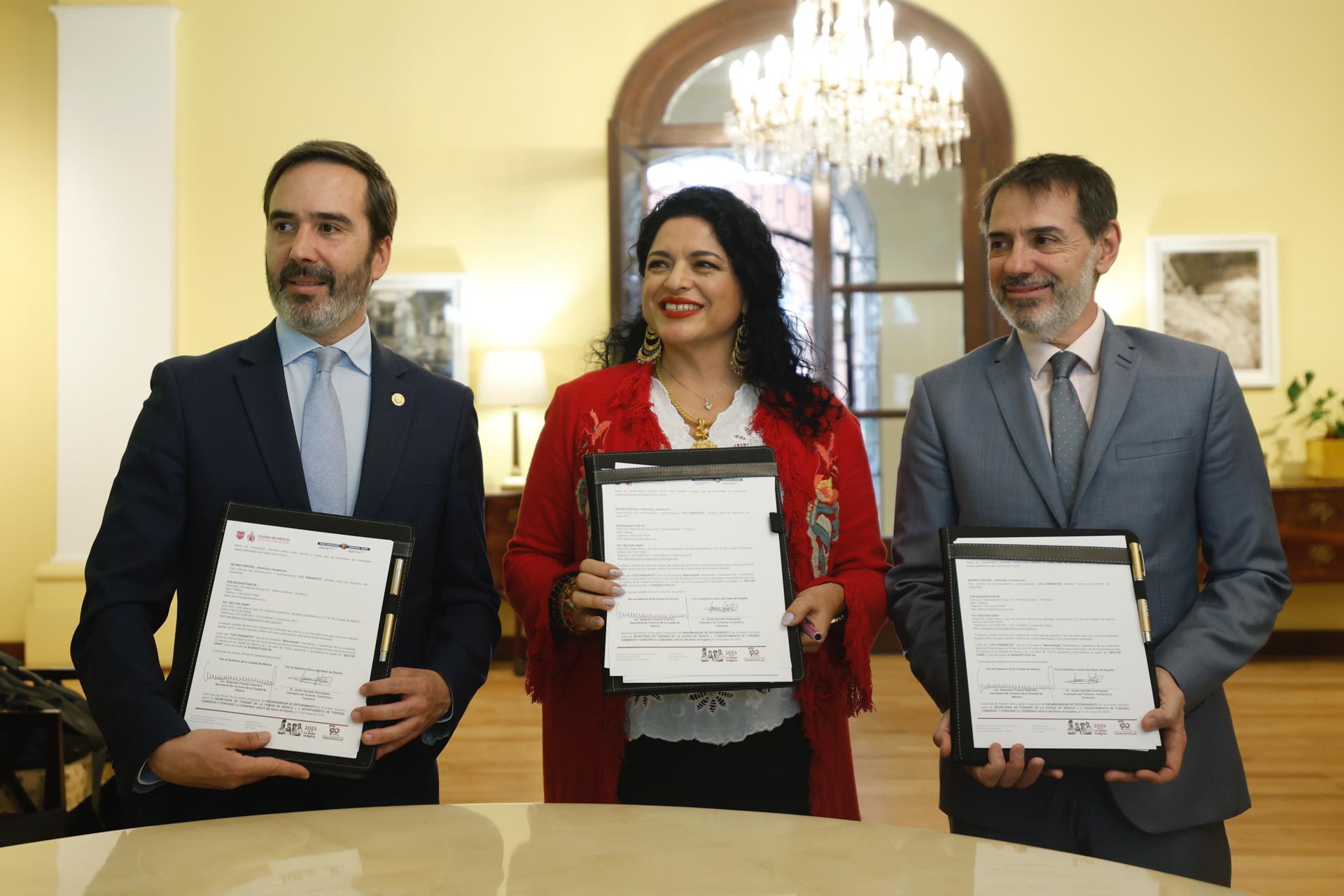 El consejero vasco de Turismo, Comercio y Consumo, Javier Hurtado (i), posa junto a la secretaria de Turismo de Ciudad de México, Alejandra Frausto (c), y el embajador de España en México, Juan Duarte, en una rueda de prensa en Ciudad de México (México). EFE/ Sáshenka Gutiérrez