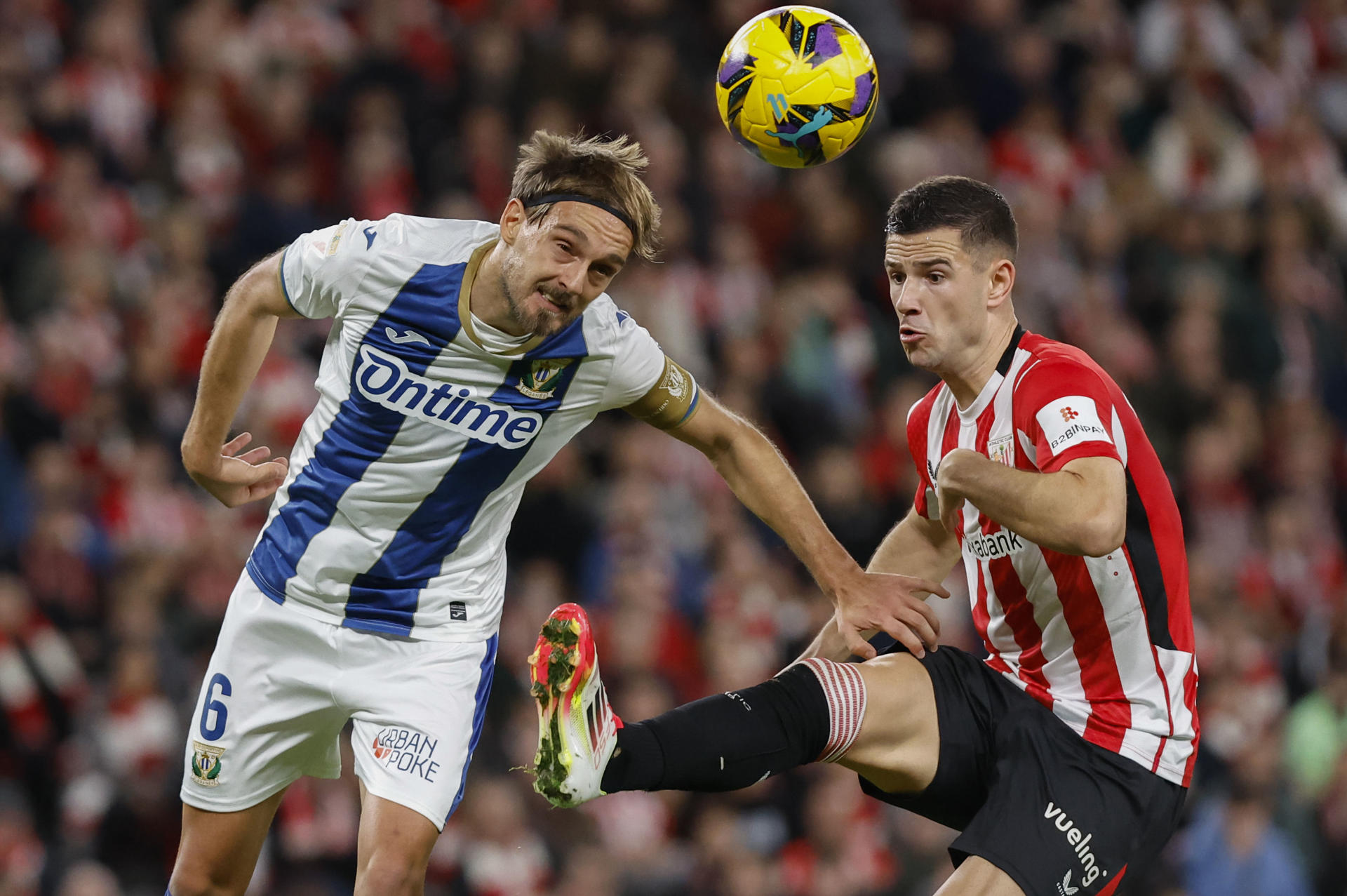 El defensa del Leganés Sergio González pugna por un balón con el delantero del Athletic Club Gorka Guruzeta, durante un partido de LaLiga disputado en San Mamés. EFE/ Miguel Toña