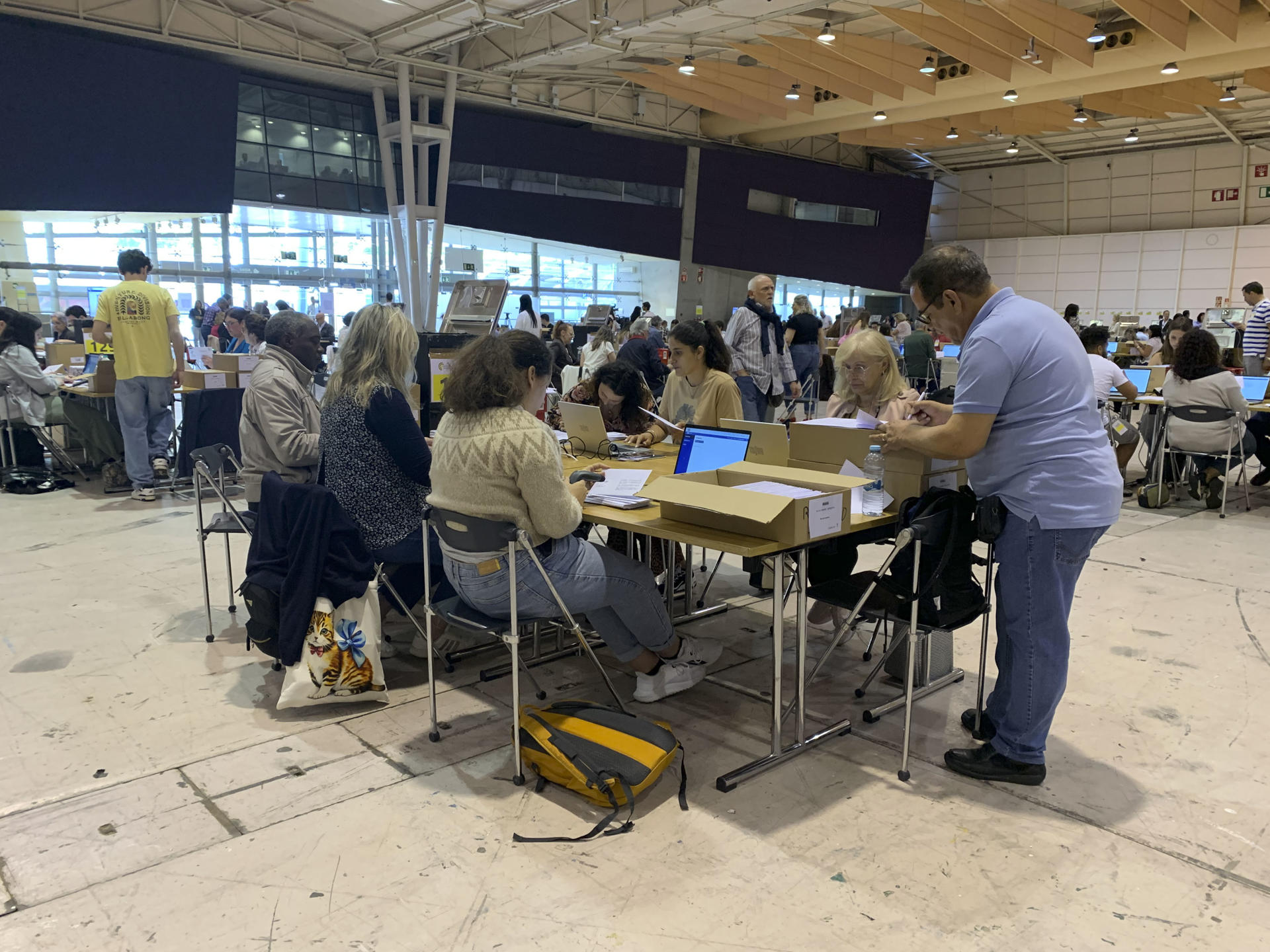 El recuento de los votos provenientes del extranjero comenzó este martes "con normalidad" en la Feria Internacional de Lisboa (FIL), proceso que durará dos jornadas en las que se contabilizarán cientos de miles de papeletas de las que dependen cuatro escaños en el Parlamento luso.  EFE/ Carlota Ciudad
