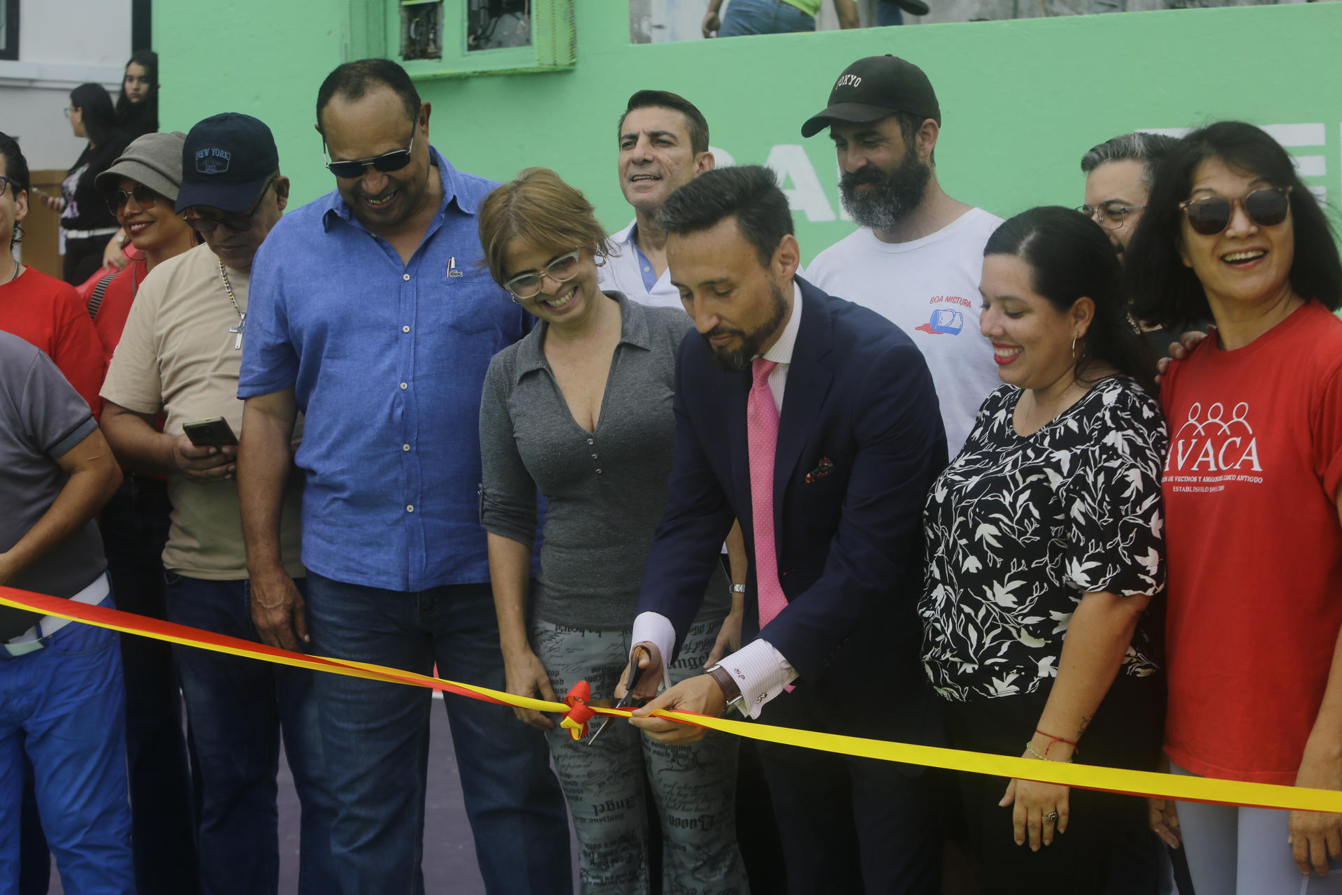 El embajador de España en Panamá, Guzmán Palacios Fernández, corta una cinta durante la inauguración de una cancha este 23 de mayo de 2025, en Ciudad de Panamá (Panamá). EFE/ Carlos Lemos