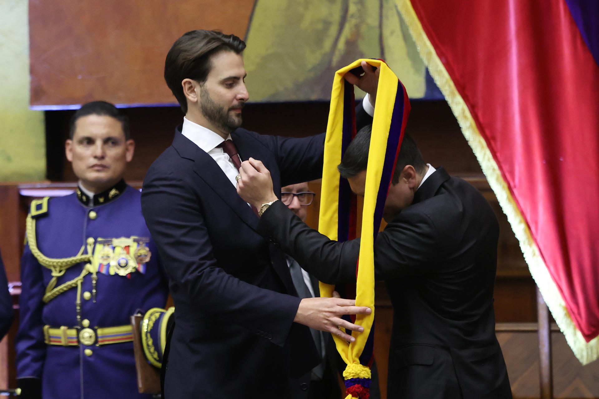 El presidente de Ecuador, Daniel Noboa (d), recibe la banda presidencial por parte del presidente de la Asamblea Nacional, Niels Olsen (i), este sábado, en la Asamblea Nacional (Parlamento) en Quito (Ecuador). EFE/ José Jácome