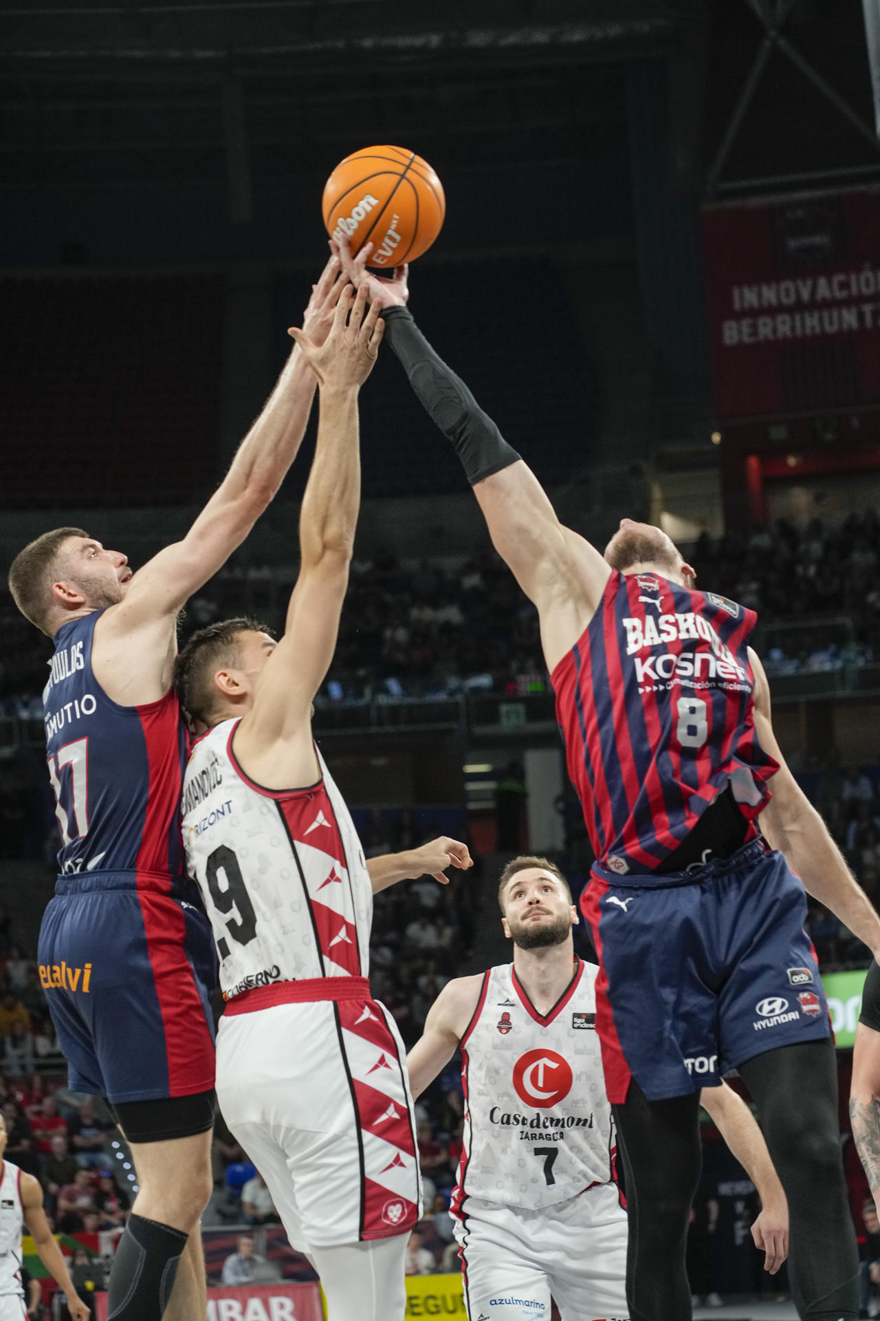 El altero lituano del Baskonia Tadas Sedekerskis (d) en acción este sábado, durante el partido de la jornada 30 de la Liga Endesa celebrado en Vitoria ante el Basket Zaragoza. EFE/ Adrián Ruiz Hierro