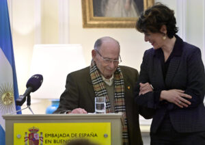 El presidente de la Asociación Niños de la Guerra Civil en Argentina, José Luis Vidaller (i), participa en el acto de entrega del diploma 'Méritos a la Inmigración' a la ministra de Inclusión Social y Migración de España, Elma Saiz, este jueves en la residencia del embajador de España en Buenos Aires (Argentina). EFE/ Matías Martin Campaya