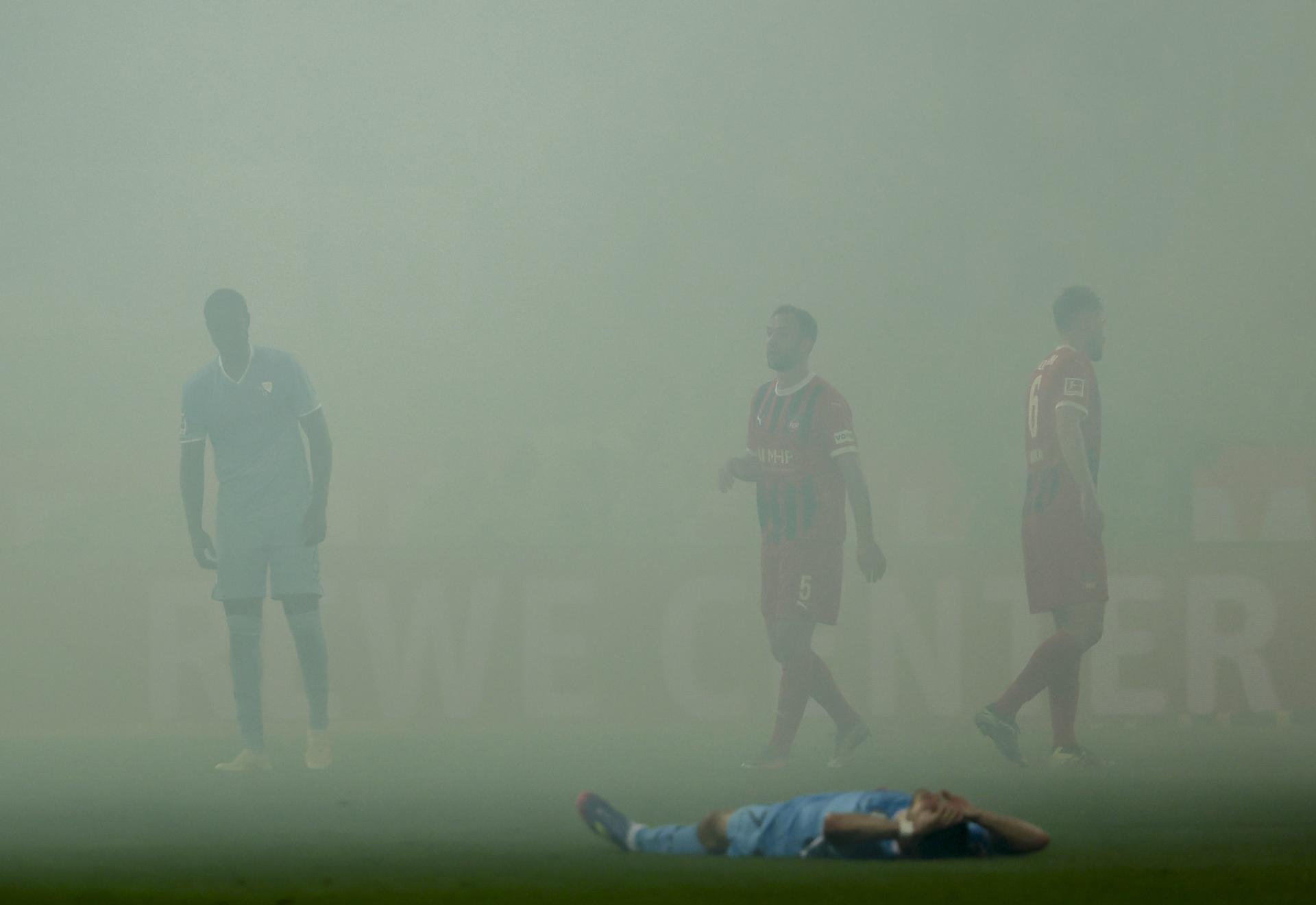 Los jugadores del Bochum, tras el empate. EFE/EPA/RONALD WITTEK.