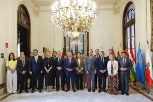 El ministro de Política Territorial, Ángel Víctor Torres (c), posa en fotografía de familia con los asistentes al comité preparatorio de la Conferencia de Presidentes, este miércoles en Madrid. EFE/Mariscal