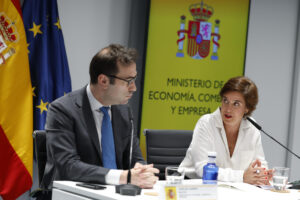 MADRID, 19/05/2025.-El ministro de Economía, Carlos Cuerpo (i) y la consejera delegada ICEX, Elisa Carbonell (d) durante la rueda de prensa tras el Consejo Interterritorial de Internacionalización. EFE/ Mariscal