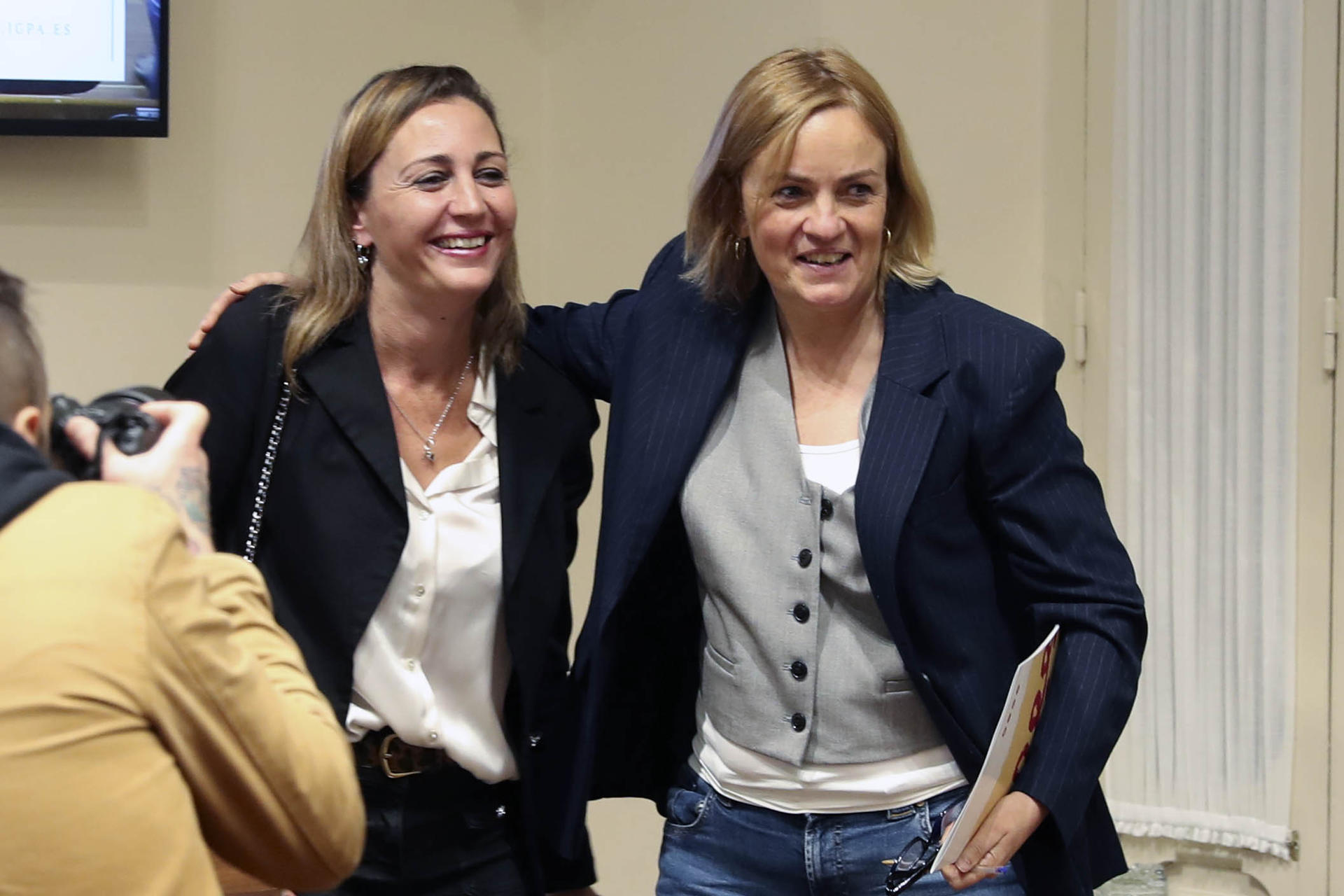 La diputada del grupo mixto Covadonga Tomé (d) y la diputada de IU-Convocatoria por Asturies, Delia Campomanes (i). EFE/ J.L.Cereijido