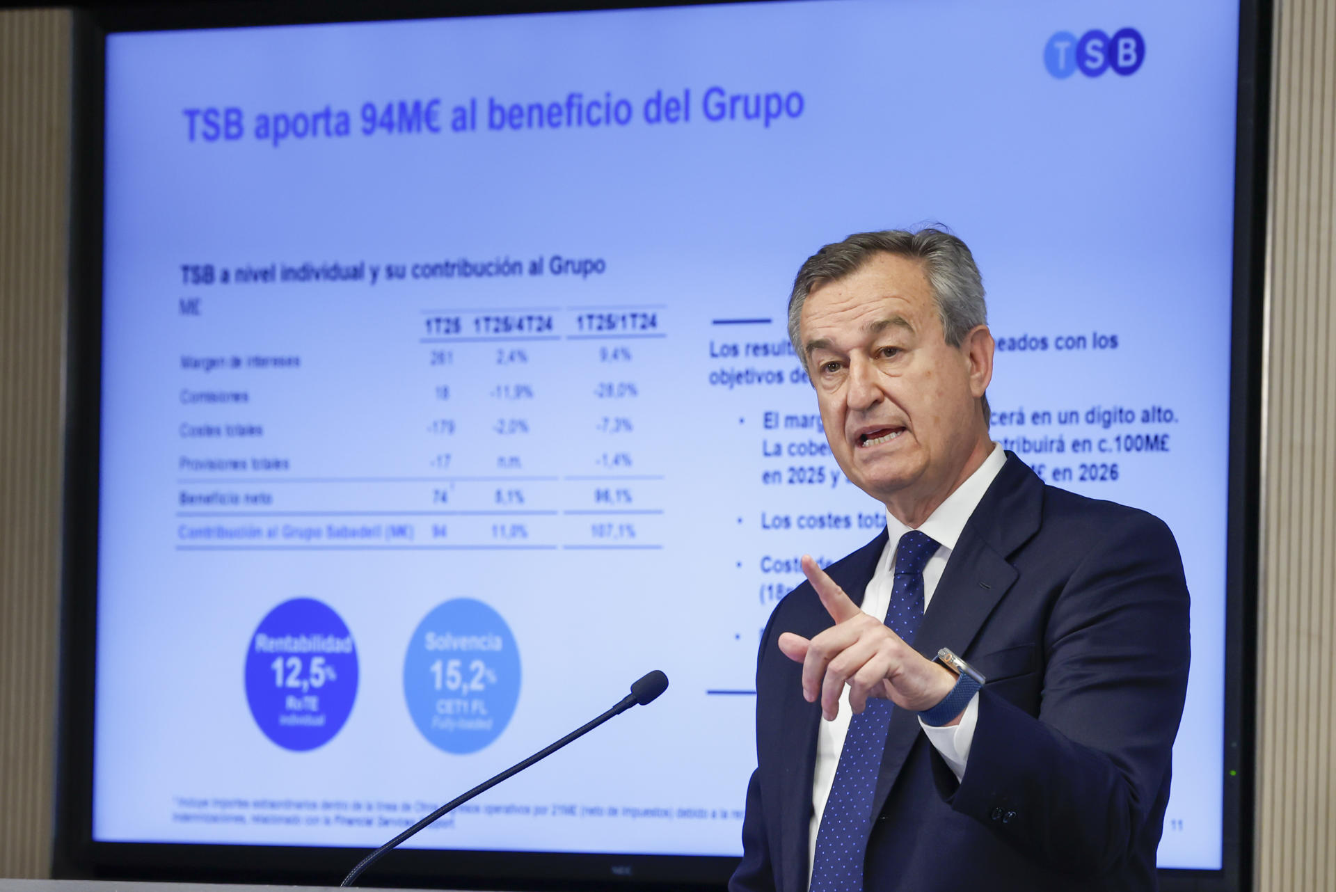 El consejero delegado del Banco Sabadell, César González Bueno, durante la presentación de los resultados de la entidad del primer trimestre del 2025 publicados la semana pasada. EFE/ JJ Guillén