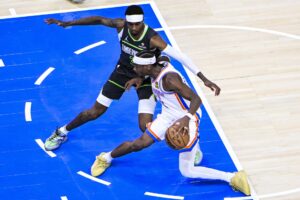 El canadiense Shai Gilgeous-Alexander (d), ganó el premio MVP al Jugador Más Valioso de la temporada regular de la NBA. EFE/EPA/GERALD LEONG