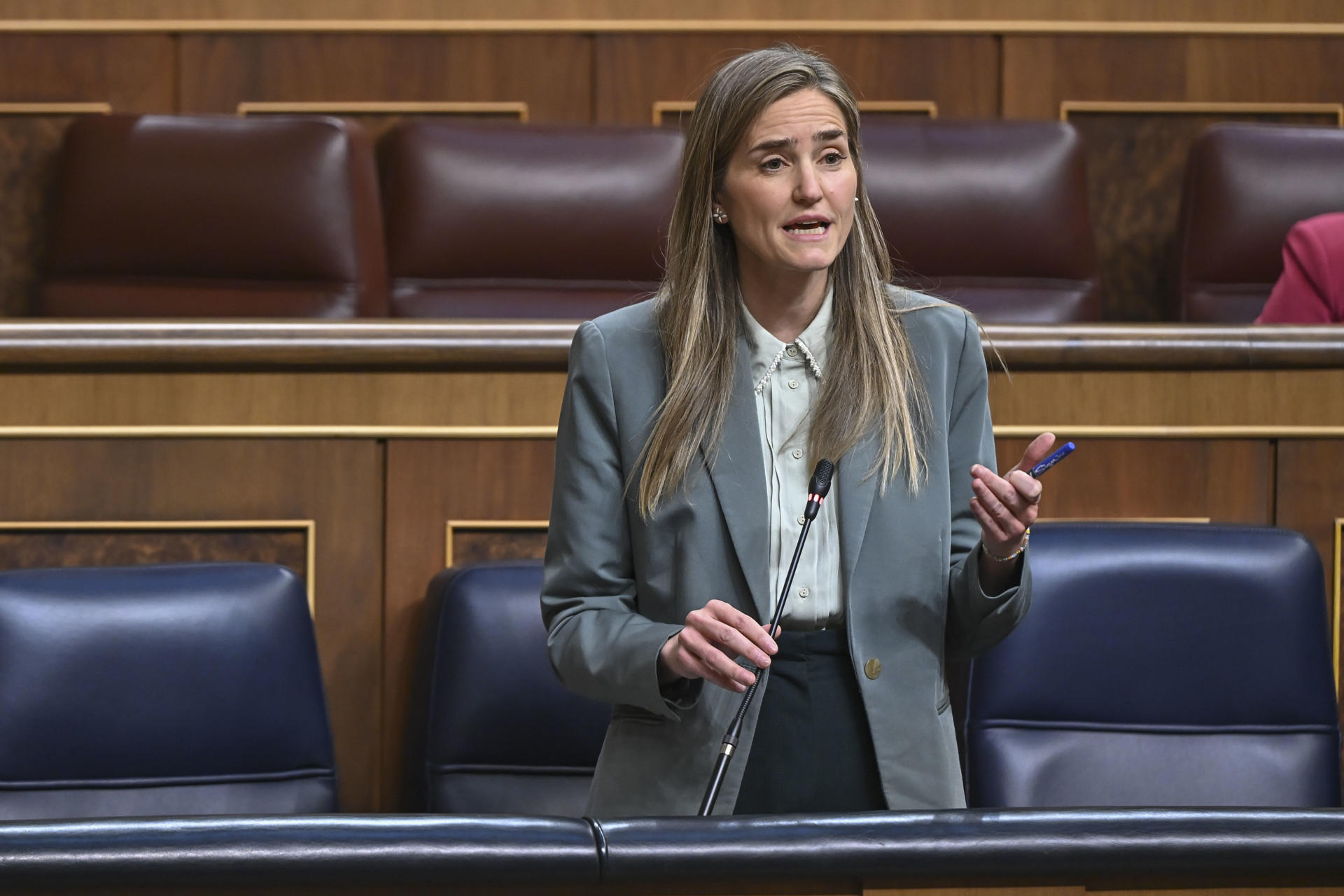 La vicepresidenta tercera del Gobierno, Sara Aagesen, interviene durante el pleno celebrado este miércoles en el Congreso. EFE/ Fernando Villar