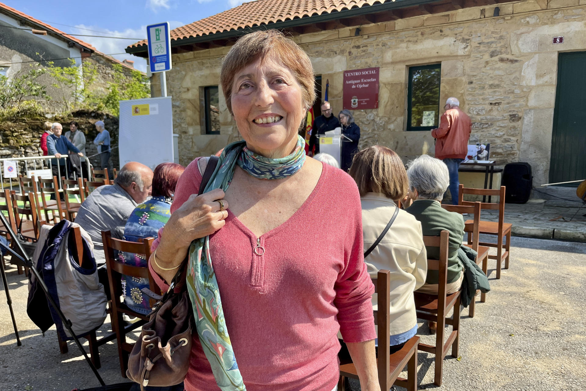 La hija de Felisa Montes, Claudie Navarro, se ha trasladado desde Francia para asistir al acto de homenaje de su madre y su tío Alfonso, quienes fueron víctimas de la represión y el exilio por cuestiones políticas. La voz dormida de la familia cántabra Montes Maza ha resonado de nuevo en su localidad natal de Ojébar, en Rasines, para recordar que padres e hijos fueron víctimas del exilio durante la Guerra Civil y la dictadura franquista, y que uno de ellos murió en el campo de concentración de Mauthausen. EFE/ Miguel Ramos