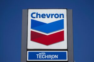Fotografía de archivo en donde se ve un logotipo de la petrolera estadounidense Chevron. EFE/ALLISON DINNER