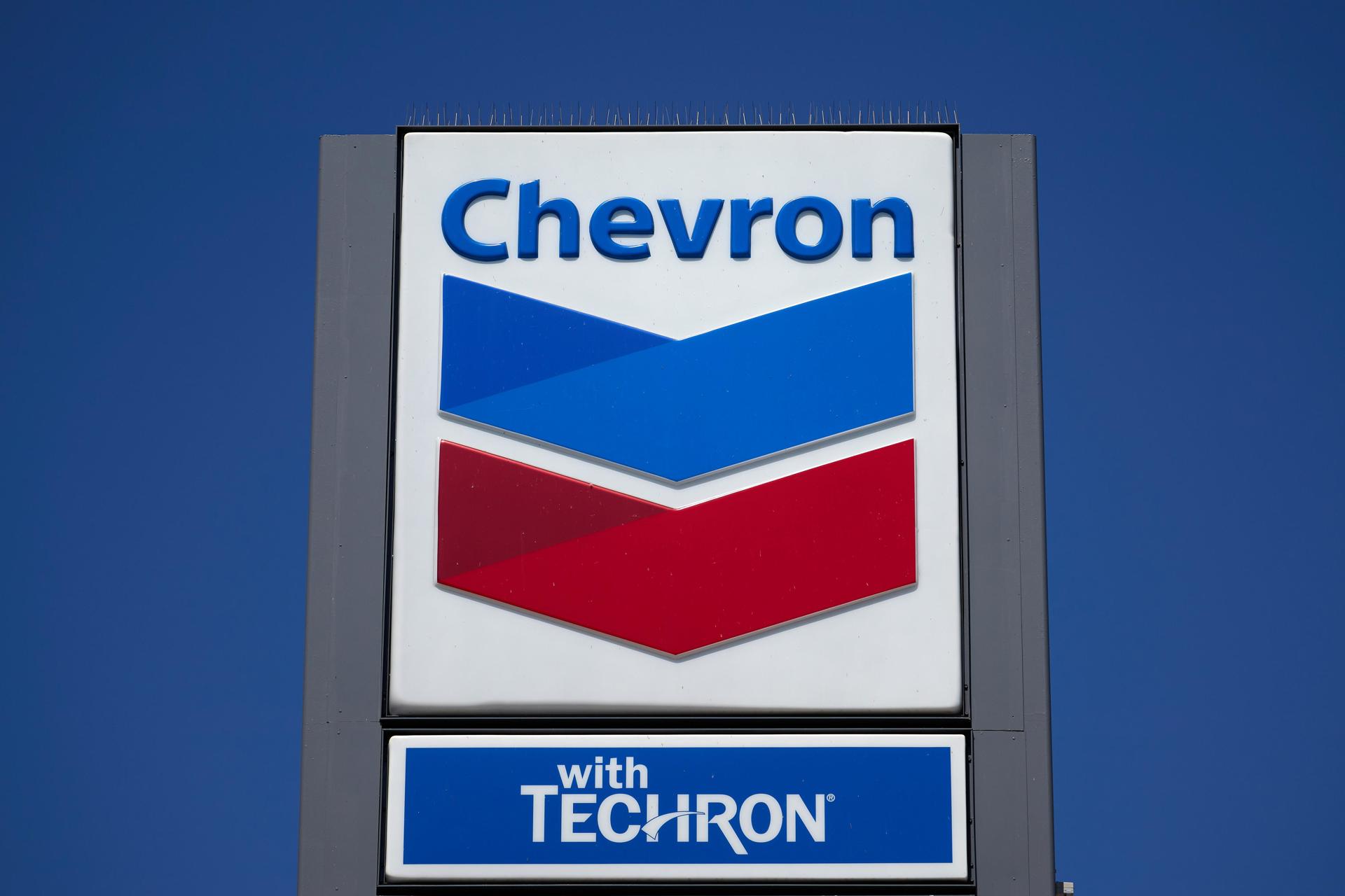 Fotografía de archivo en donde se ve un logotipo de la petrolera estadounidense Chevron. EFE/ALLISON DINNER