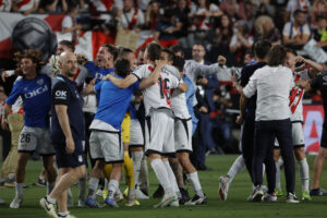 El centrocampista del Rayo Unai López (c) dirige el balón durante el partido de la jornada 38 de LaLiga EA Sports, entre el Rayo Vallecano y el Mallorca, en el Estadio de Vallecas, en Madrid. EFE/ Zipi Aragón