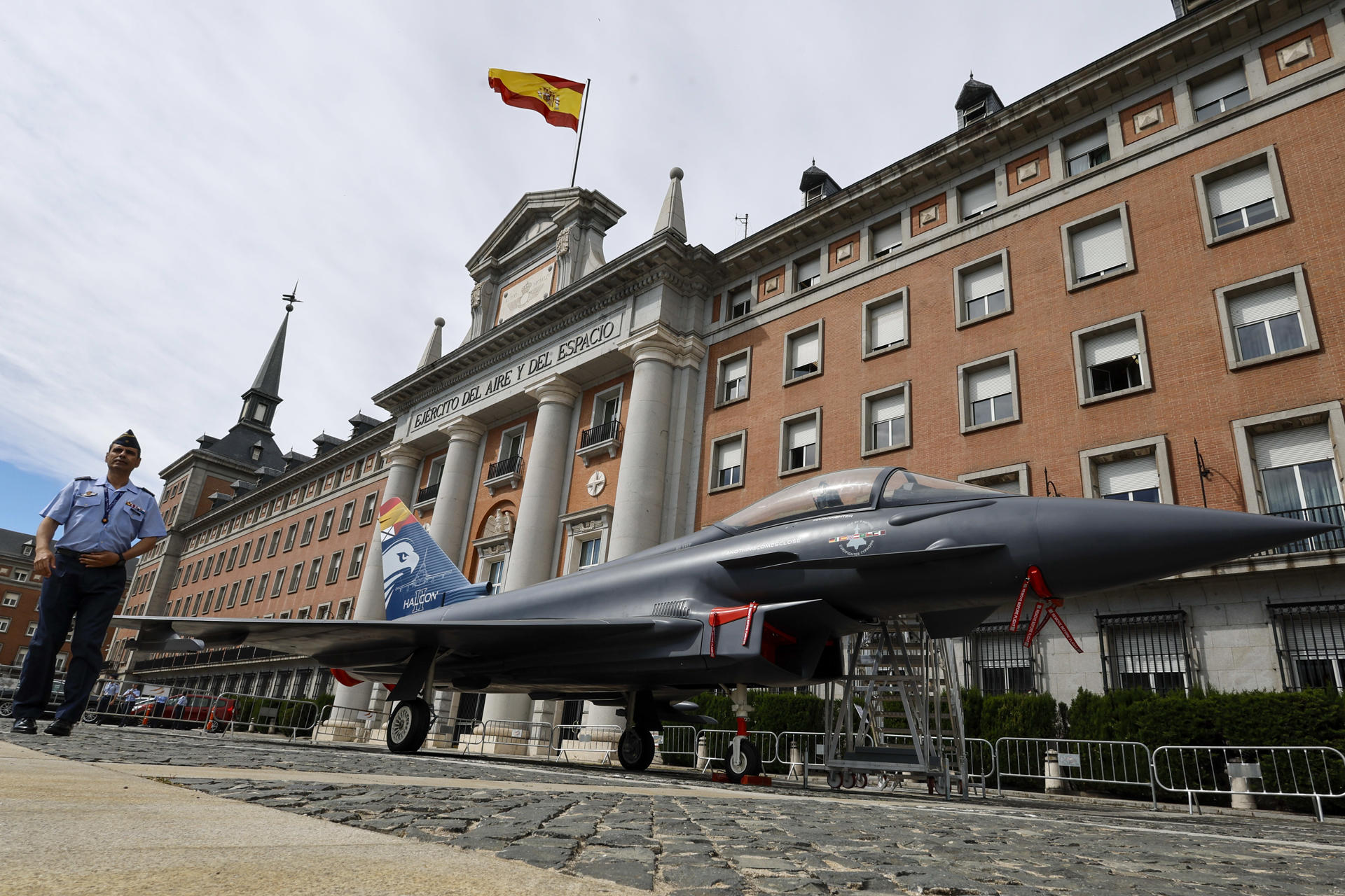 Airbus ha presentado la maqueta a escala real del caza Eurofighter que va a exhibir en Madrid, este lunes en el Cuartel General del Ejército del Aire y del Espacio. EFE/ Sergio Perez