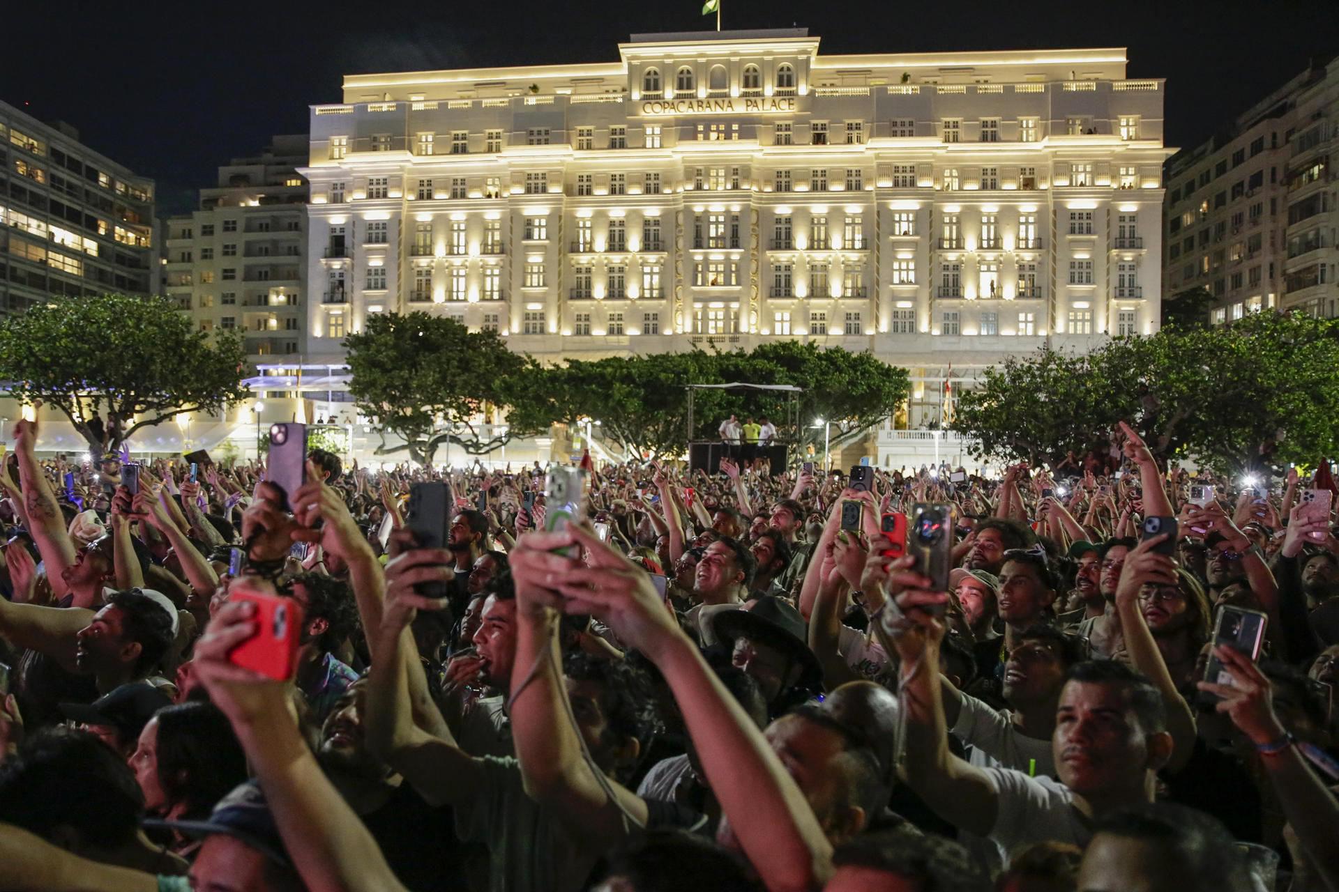 Fanáticos de Lady Gaga se reúnen frente al Copacabana Palace para cantar, bailar y rendir tributo a su 'Mother Monster' este viernes, en la víspera del concierto gratuito que ofrecerá en la popular playa de Río de Janeiro (Brasil). EFE/ André Coelho