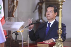 Fotografía cedida por la Presidencia de Perú que muestra a Eduardo Arana Ysa prestando juramento como primer ministro. EFE/ Presidencia De Perú