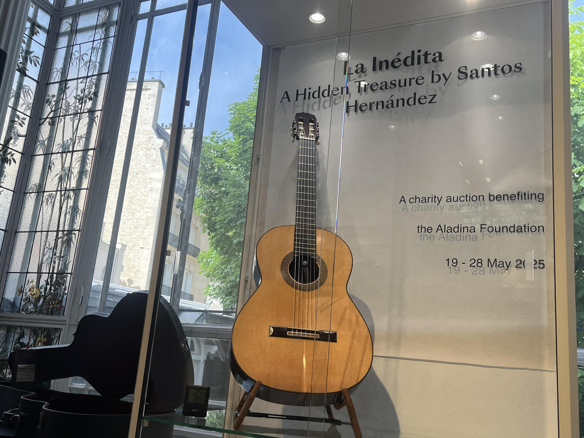 'La inédita', una guitarra española realizada por el prestigioso lutier madrileño Santos Hernández (1874-1943) para el guitarrista clásico Andrés Segovia, se subasta desde este lunes durante nueve días por parte de la casa Bonhams de París, en el marco de una venta benéfica que partió de los 125.000 euros. EFE/ Val Torres