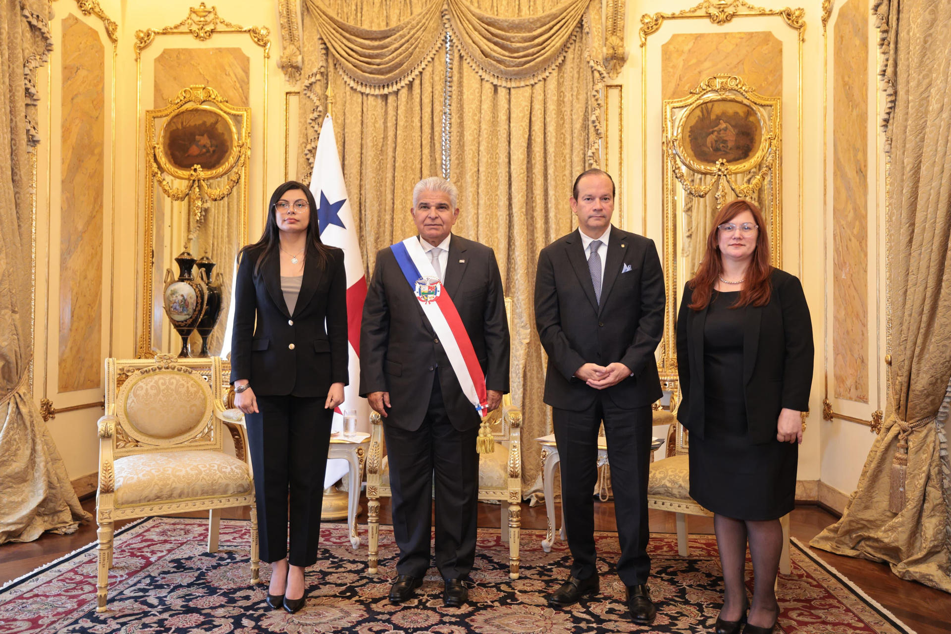 Fotografía cedida por la Presidencia de Panamá que muestra a la embajadora de Nicaragua en Panamá, Jessica Yaoska Padilla (i), el presidente de Panamá, José Raúl Mulino (c), y al ministro de Relaciones Exteriores de Panamá, Javier Martínez-Acha, posando este lunes, en Ciudad de Panamá (Panamá). EFE/ Presidencia de Panamá