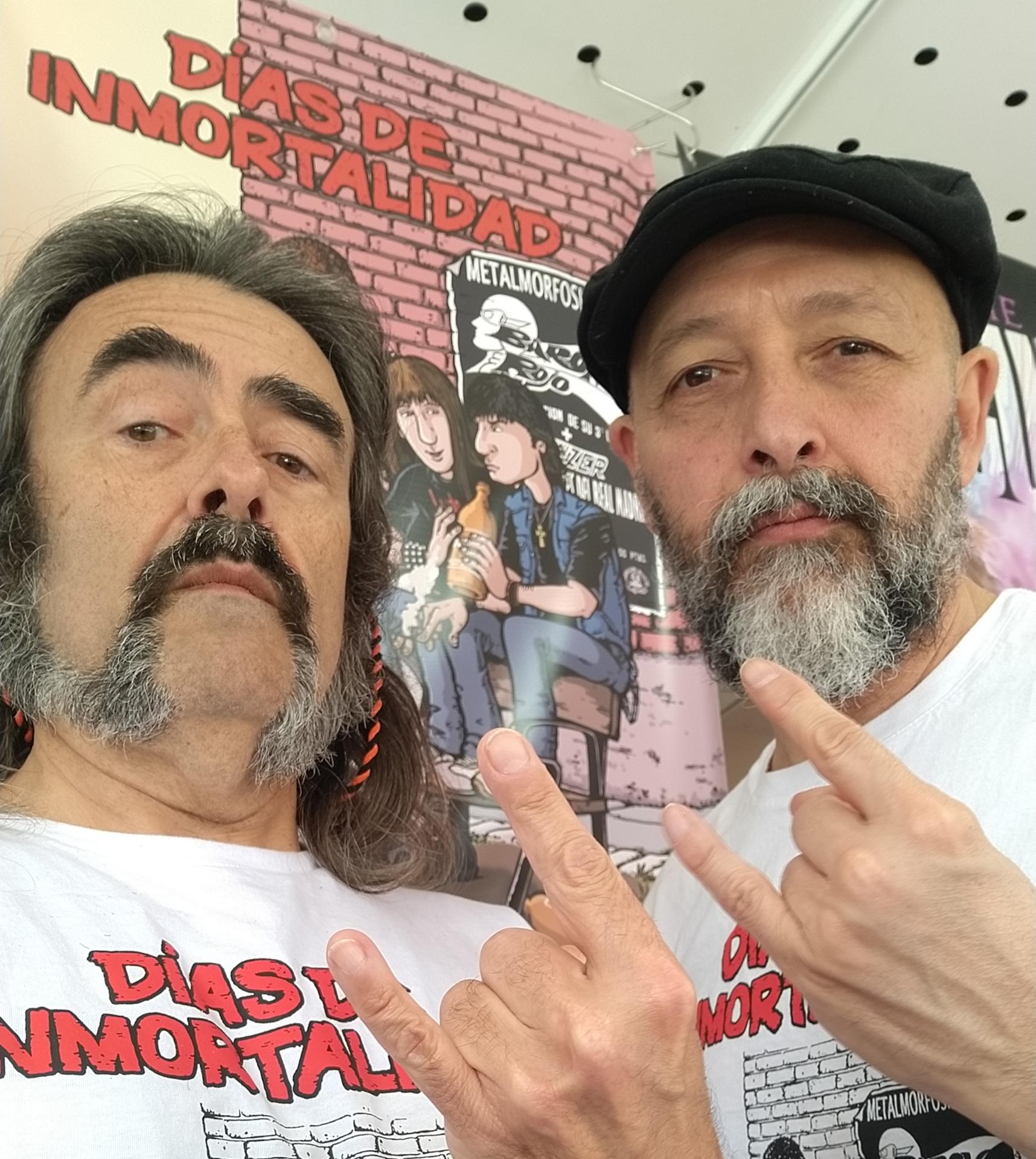Eliseo García (iz.) y Javier Urrea, guionista y dibujante del cómic "Días de inmortalidad", en la caseta de la editorial Drakul en la feria del libro de Alcalá de Henares (Madrid) .EFE///SOLO USO EDITORIAL