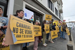 Los colectivos sociales, ecologistas y ciudadanos que impulsaron hace un año las protestas contra los impactos del turismo de masas vigente en Canarias han vuelto a salir este domingo a las calles de las islas, para exigir, por millares, una operativa más sostenible del motor económico del archipiélago. En la imagen, manifestación en El Hierro. EFE/ Gelmert Finol