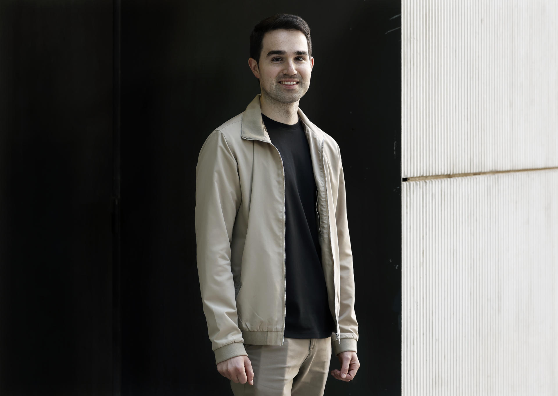 Tras su debut con ‘El último caso de William Parker’, Alexandre Escrivà vuelve a las librerías con ‘El misterio Hannah Larson’, una novela negra de ritmo intenso que combina una intricada estructura narrativa con una crítica a la sociedad contemporánea y que arranca con un impactante suicidio en directo en un programa de televisión. EFE/Andreu Dalmau