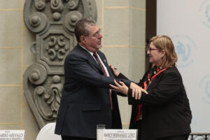 Fotografía cedida del mandatario guatemalteco, Bernardo Arévalo, saludando a la presidenta de la Corte Interamericana de Derechos Humanos, Nancy Hernández López, durante la inauguración del periodo ordinario 176 de sesiones de la Corte Interamericana de Derechos Humanos (IDH) este lunes, en el Palacio Nacional de la Cultura en Ciudad de Guatemala (Guatemala). EFE/ Secretaría De Comunicación Social De La Presidencia De Guatemala