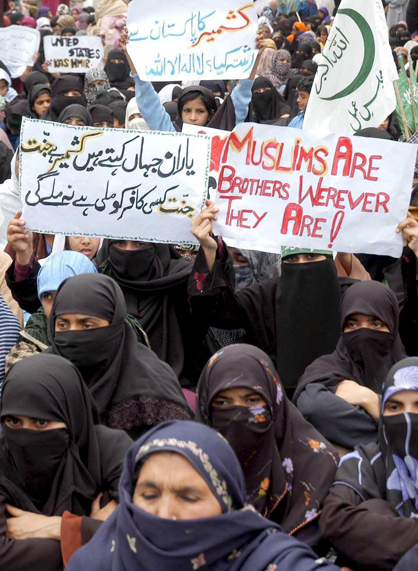 Imagen de archivo de mujeres manifestándose en Pakistán para reclamar la soberania de la región de Cachemira, en disputa con la vecina India. EPA/Rahat Dar