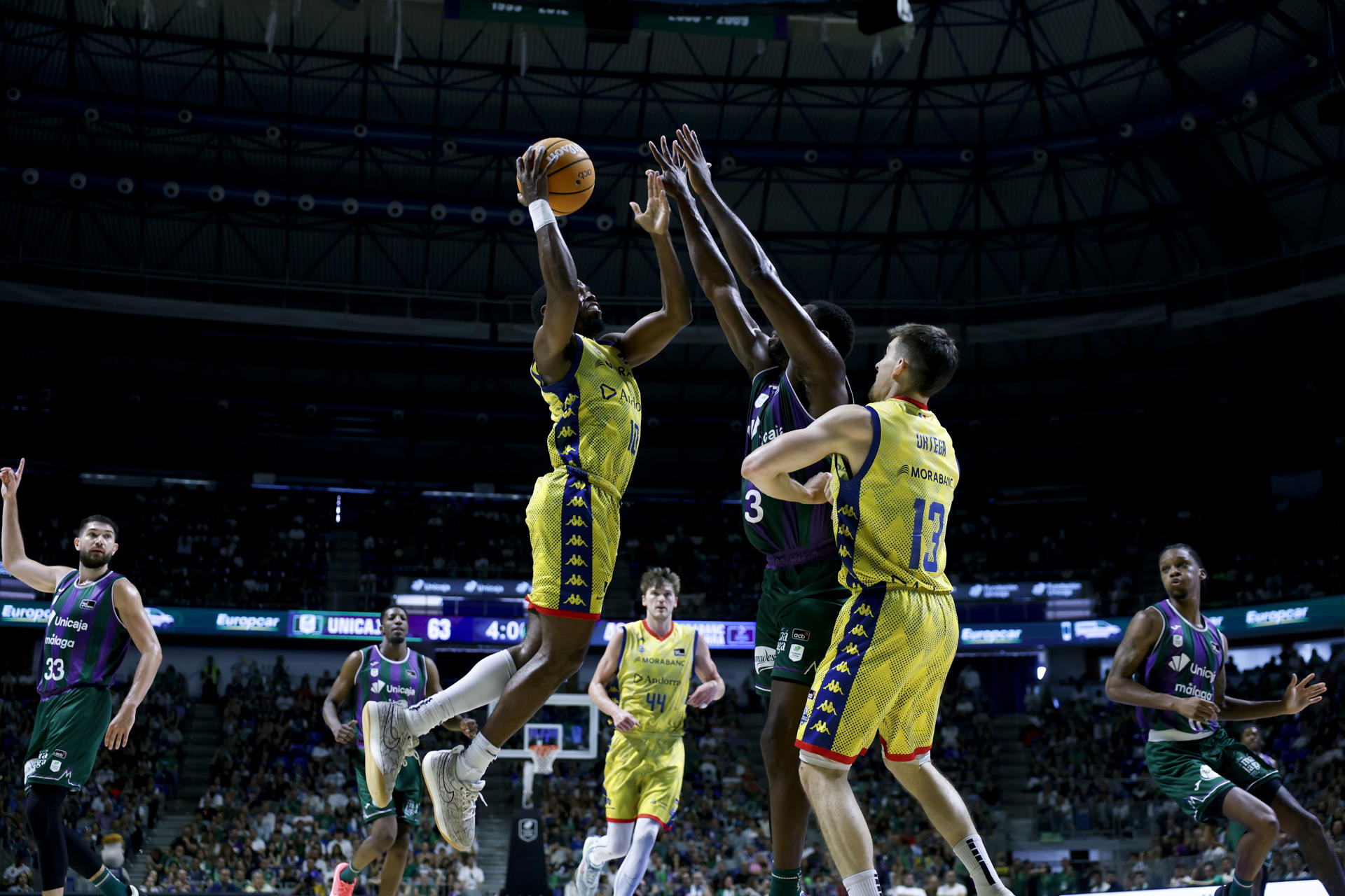El escolta del MoraBanc Andorra Jerrick Harding (i) intenta el tiro ante el pívot del Unicaja Melvin Ejim, durante el encuentro que ambos equipos disputaron en el Palacio de Deportes José María Martín Carpena, correspondiente a la jornada 30ª de la Liga Endesa. EFE/ Jorge Zapata