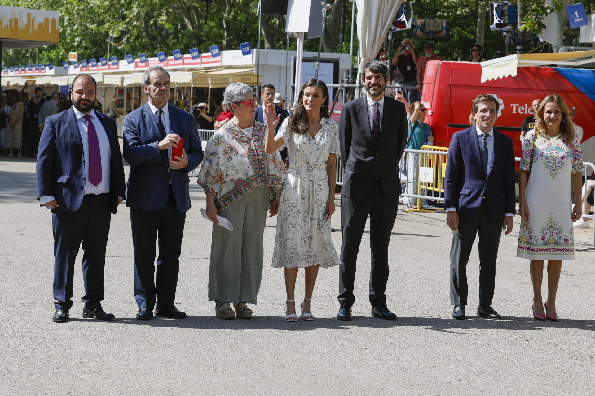 MADRID (ESPAÑA), 30/05/2025.- La reina Letizia (c), la directora de la Feria del Libro de Madrid, Eva Orúe (3i), el alcalde de Madrid, José Luis Martínez Almeida (2d) y el ministro de Cultura, Ernest Urtasun (3d) visitan las casetas de la Feria del Libro de Madrid este viernes durante la inauguración de su 84.ª edición. EFE/JJ Guillén