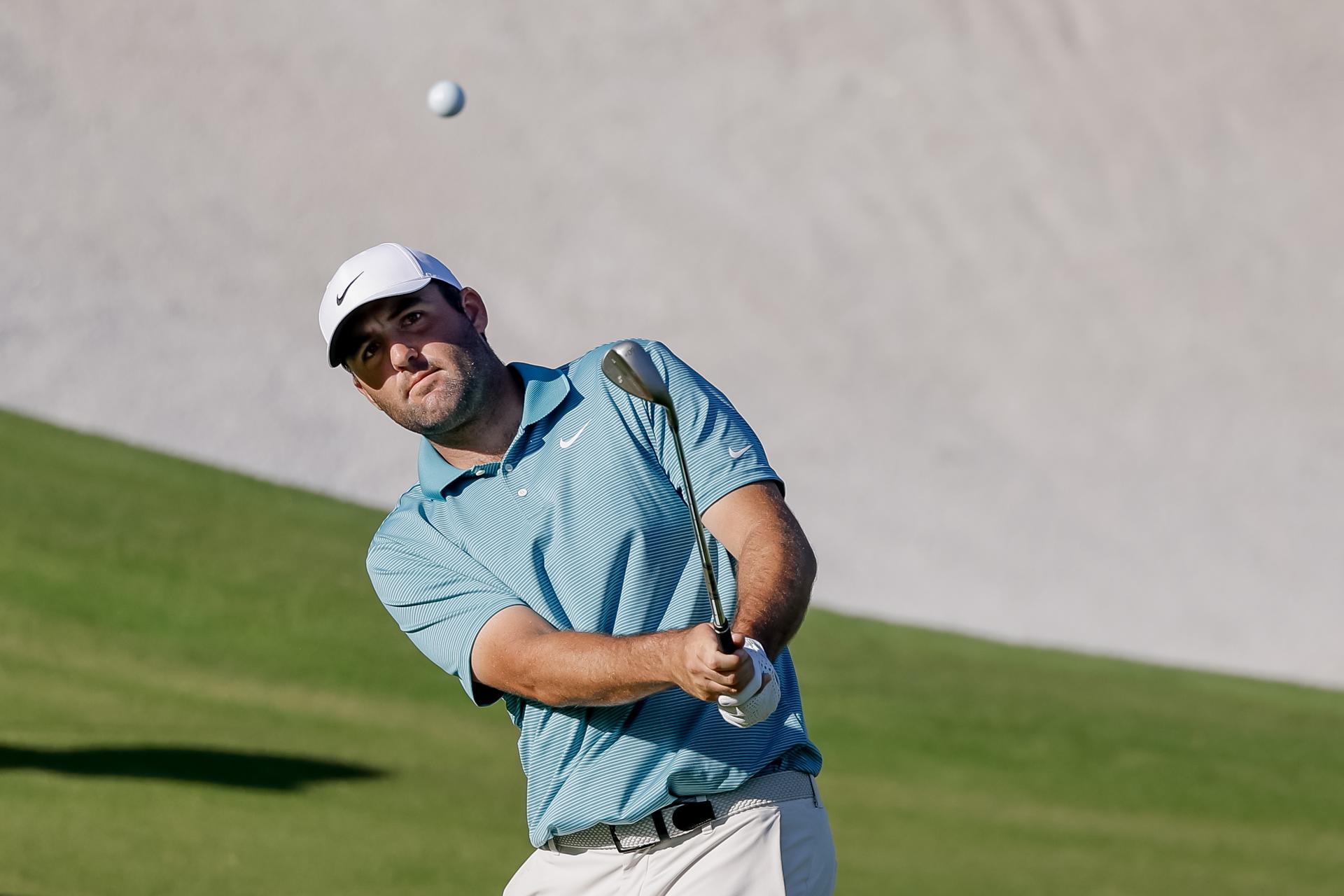 Scottie Scheffler, de EE.UU., golpea a green con un chip en el hoyo 15 durante la tercera ronda del torneo de golf del Campeonato de la PGA 2025 en el Quail Hollow Club en Charlotte, Carolina del Norte,. (EE.UU.). EFE/ERIK S. LESSER
 
//////////
 
CHARLOTTE (United States), 18/05/2025.- Scottie Scheffler of the US chips onto the green on the 15th hole during the third round of the 2025 PGA Championship golf tournament at the Quail Hollow Club in Charlotte, North Carolina, USA, 17 May 2025. EFE/EPA/ERIK S. LESSER
