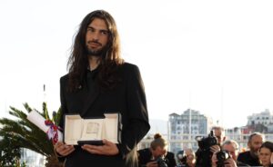El director español nacido en Francia Oliver Laxe posa con el Premio del Jurado conseguido en la 78 edición del Festival de Cannes por la película 'Sirat'. EFE/EPA/GUILLAUME HORCAJUELO