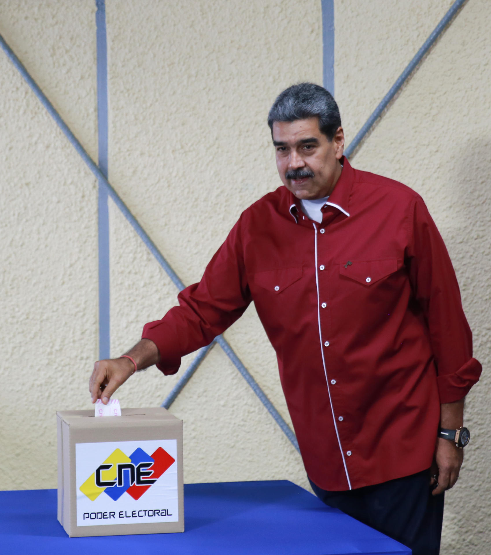 Fotografía cedida por prensa del Palacio de Miraflores del presidente de Venezuela, Nicolás Maduro, votando en las elecciones a gobernadores y diputados de la Asamblea Nacional este domingo en Caracas. EFE/ Prensa Palacio de Miraflores
