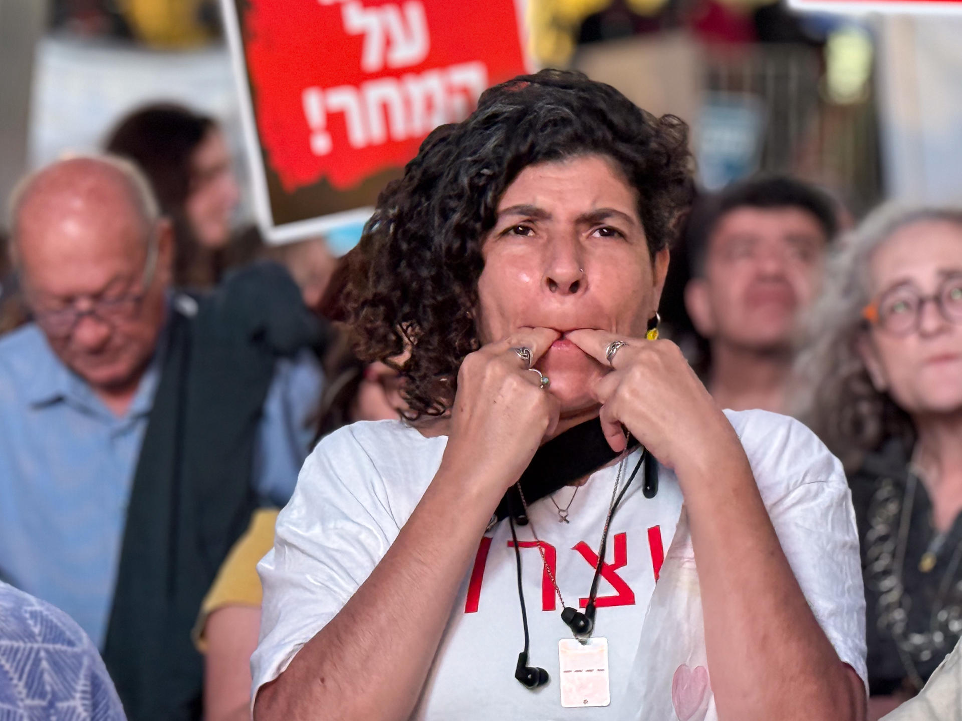 Una mujer fue captada este miércoles, 14 de mayo, al protestar contra los recortes añadidos al presupuesto estatal israelí de 2025, debido al aumento del gasto militar para mantener la guerra de Gaza, que afecta también el salario de los docentes. EFE/Magda Gibelli