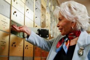La escritora chilena Isabel Allende deposita su legado en la Caja de las Letras del Instituto Cervantes este jueves en Madrid. EFE/ Daniel González