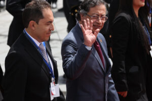 El presidente de Colombia, Gustavo Petro (d), saluda a su salida de la Asamblea Nacional (Parlamento) este sábado en Quito, durante la investidura de Daniel Noboa como mandatario ecuatoriano para el periodo 2025-2029. EFE/ José Jácome