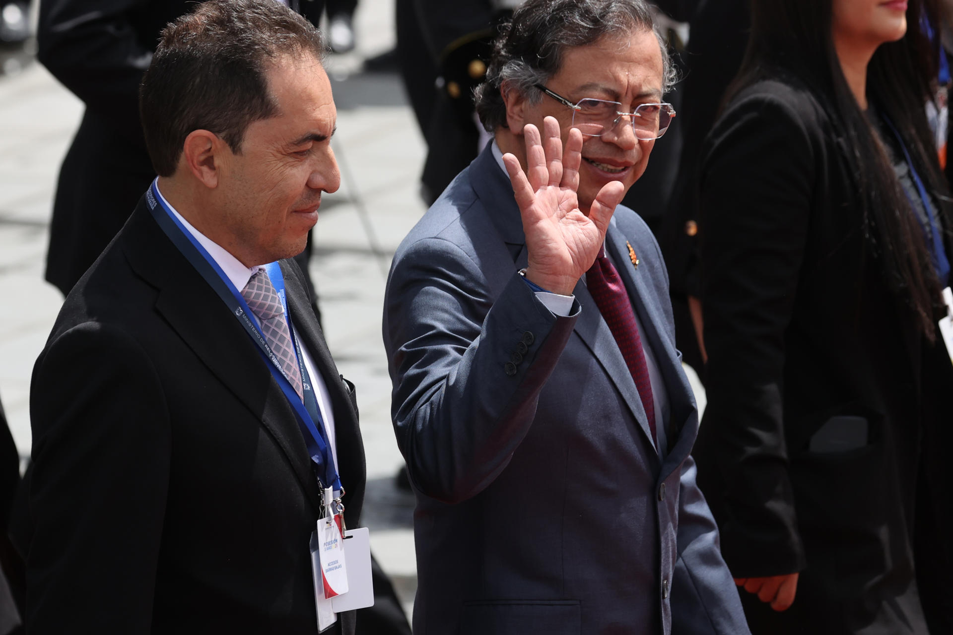 El presidente de Colombia, Gustavo Petro (d), saluda a su salida de la Asamblea Nacional (Parlamento) este sábado en Quito, durante la investidura de Daniel Noboa como mandatario ecuatoriano para el periodo 2025-2029. EFE/ José Jácome