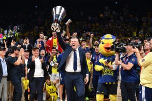 El entrenador del Fenerbahce Saras Jasikevicius celebra la victoria en la Euroliga en Abu Dabi (Emiratos Árabes Unidos) EFE/EPA/RYAN LIM