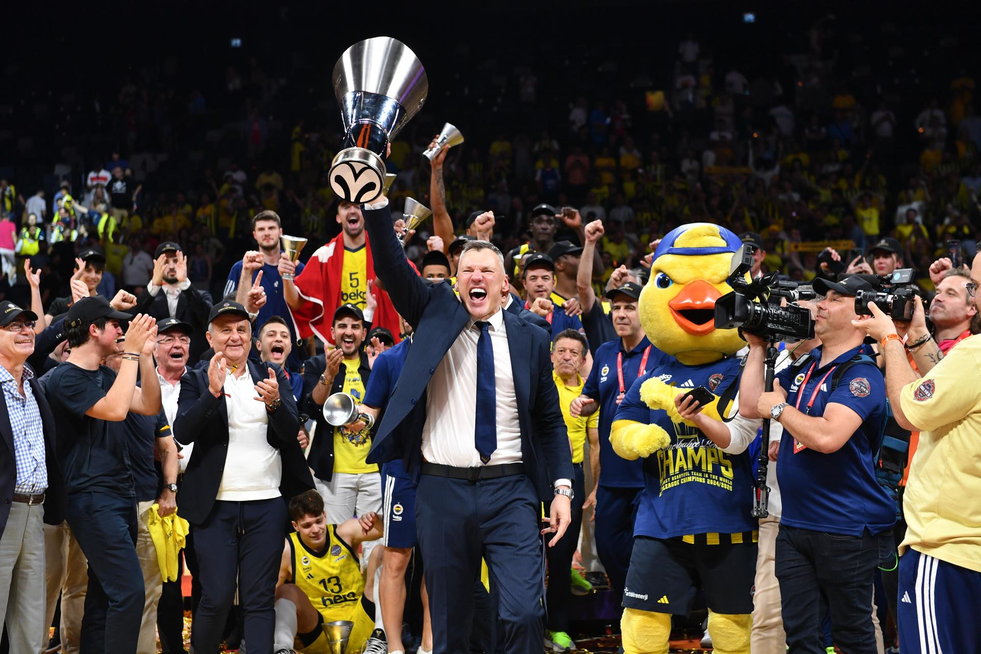 El entrenador del Fenerbahce Saras Jasikevicius celebra la victoria en la Euroliga en Abu Dabi (Emiratos Árabes Unidos) EFE/EPA/RYAN LIM