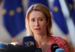 La vicepresidenta de la Comisión Europea, Kaja Kallas, comparece ante la prensa durante el Consejo Europeo de Ministros de Asuntos Exteriores y Defensa en Bruselas, Bélgica, el 20 de mayo de 2025. EFE/EPA/OLIVIER HOSLET