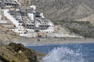 Imagen de archivo (12/02/2024) del hotel ubicado en la playa de El Algarrobico, Carboneras (Almería). 
 EFE / Carlos Barba