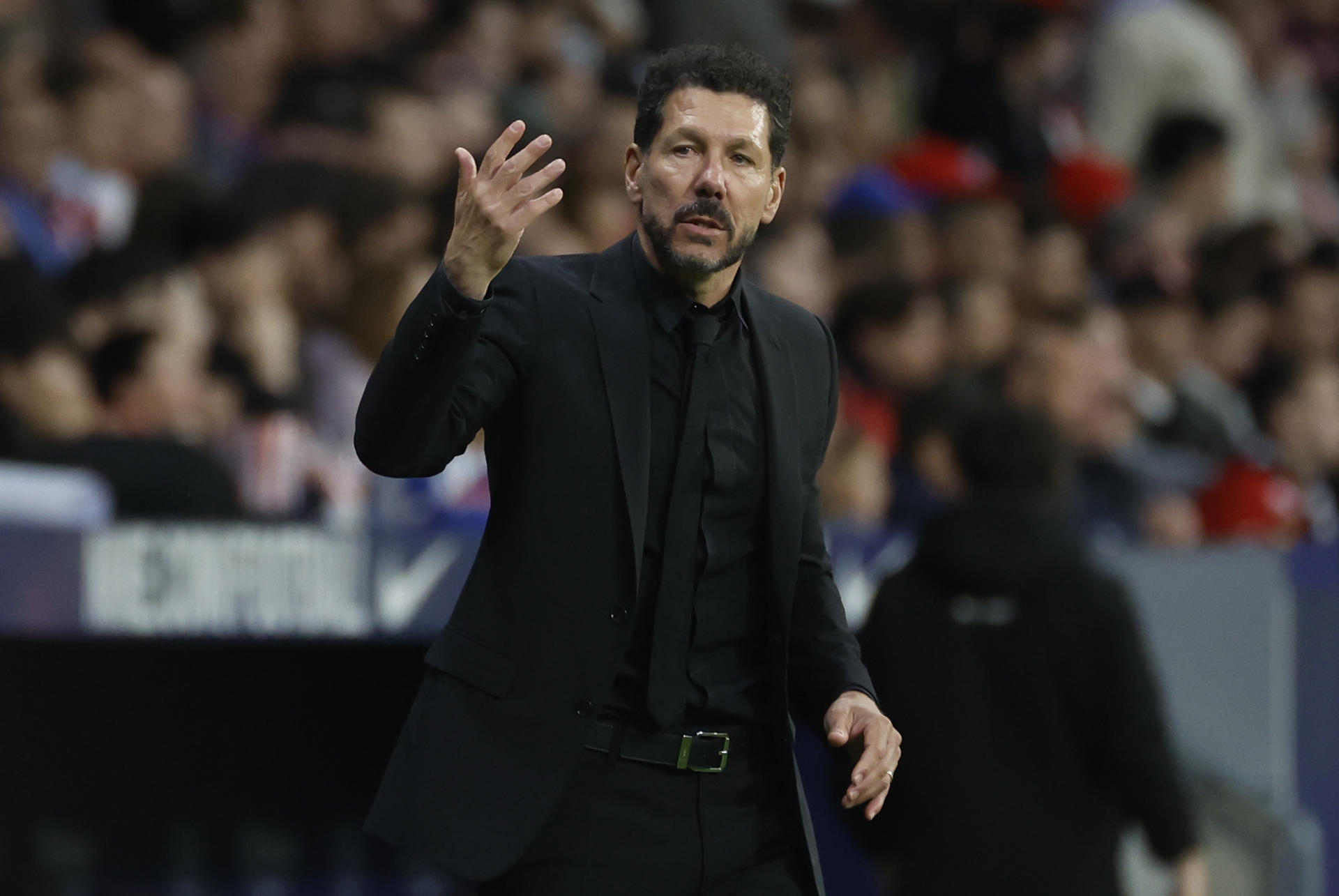 El técnico argentino del Atlético de Madrid, Diego Pablo Simeone, durante el encuentro correspondiente a la jornada 35 de Laliga EA Sports que disputaron Atlético de Madrid y Real Sociedad en el Riyadh Air Metropolitano en Madrid. EFE / Juanjo Martín.