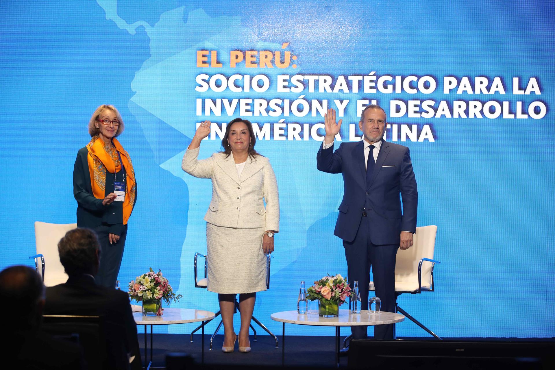 AME1030. LIMA (PERÚ), 26/05/2025.- La presidenta de Perú, Dina Boluarte (c), el ministro de Relaciones Exteriores de Perú, Elmer Schialer (d) y la vicepresidenta de Programas de Políticas Públicas y Relaciones Corporativas del Consejo de las Américas, Ragnhild Melzi, saludan durante la apertura del Consejo de las Américas este lunes, en Lima (Perú). EFE/Paolo Aguilar

