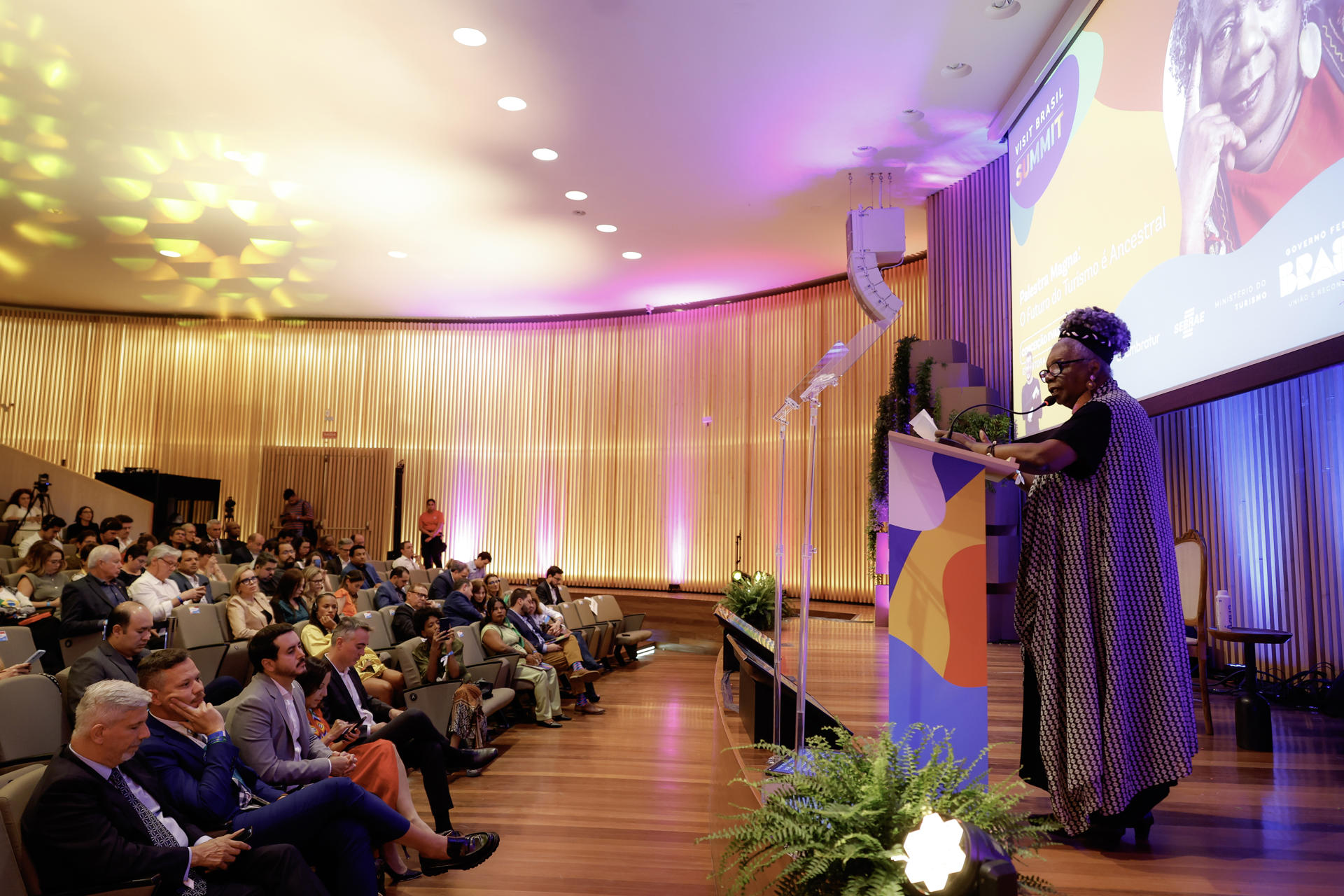 La escritora Conceição Evaristo habla en el evento Visit Brasil Summit en Río de Janeiro (Brasil). EFE/ Antonio Lacerda