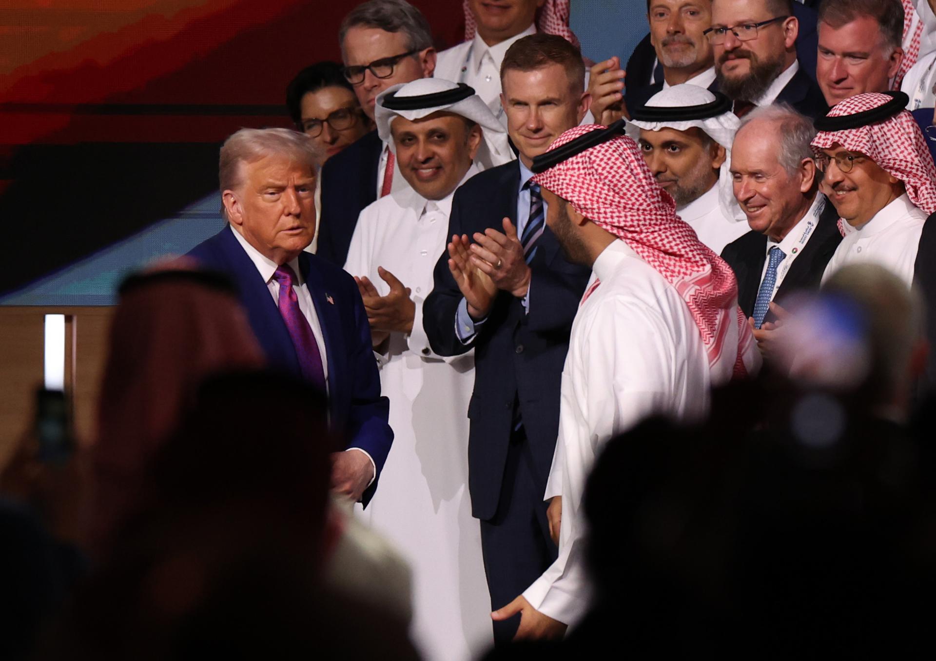 El presidente de EE. UU. Donald Trump (I) asiste al discurso principal en el Foro de Inversión Saudí-Estadounidense en Riad, Arabia Saudita, el 13 de mayo de 2025. El foro se lleva a cabo durante la visita de estado del presidente estadounidense Trump a Arabia Saudita el 13 de mayo. (Arabia Saudita) EFE/EPA/ALI HAIDER
