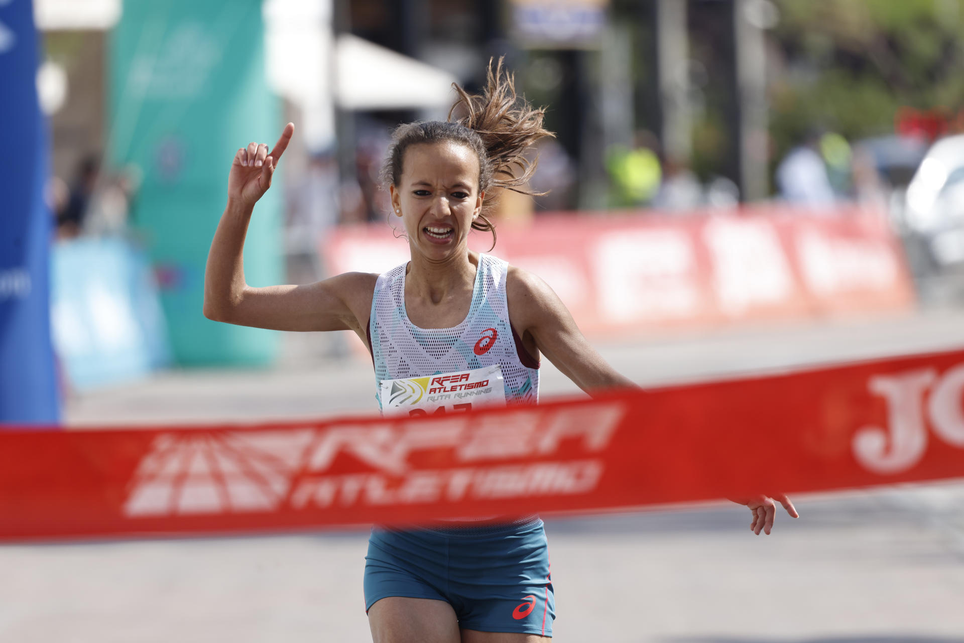 La atleta Fatima Azzaharaa Ouhaddou se impone en el Campeonato de España de Media Maratón Absoluto celebrado en Pollença, Mallorca. EFE/ Cati Cladera